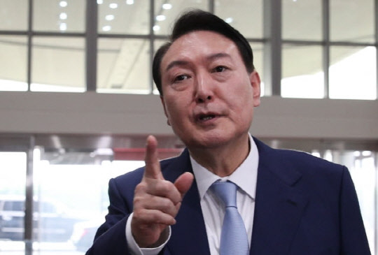 윤석열 대통령이 5일 오전 용산 대통령실로 출근하면서 인사 부실검증에 대한 취재진 질문에 "전 정권에서 그렇게 훌륭한 사람 봤나"며 강하게 답하고 있다. <대통령실사진기자단>